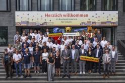 Gruppenfoto der Vertreter der ausstellenden Behörden und Vereine mit Bundesverkehrsminister Patrick Schnieder